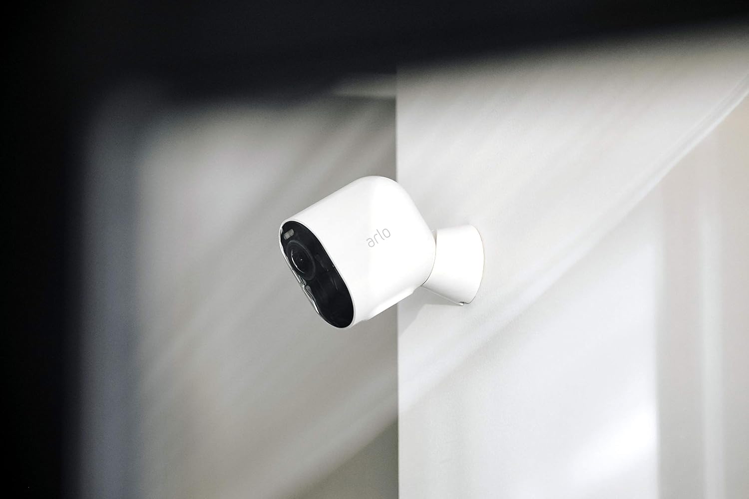 Arlo VMK5140-100NAS Ultra - 4K UHD Wire-Free Security Camera, Color Night Vision, Spotlight, 2-Way Audio, Indoor/Outdoor | with Arlo Video Doorbell