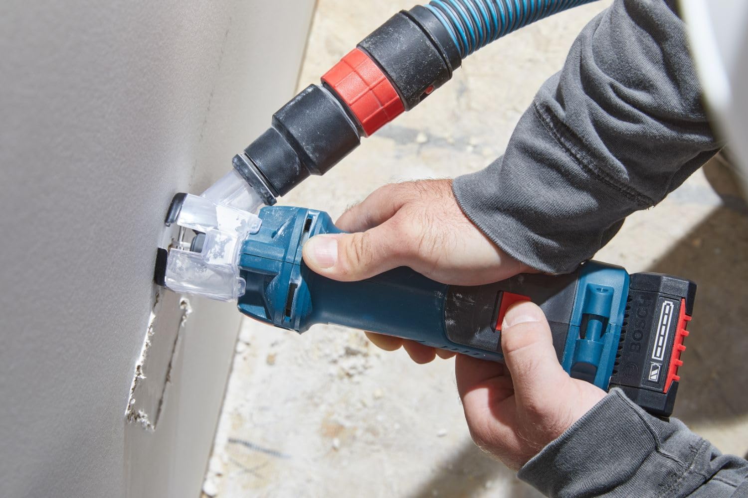 BOSCH GXL18V-291B25 18V 2-Tool Combo Kit with Brushless Screwgun, Brushless Cut-Out Tool and (2) CORE18V® 4 Ah Advanced Power Batteries
